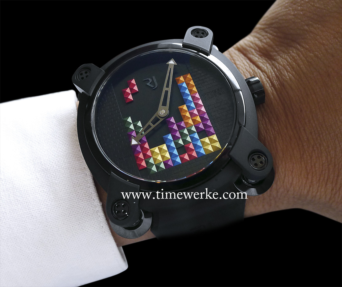 The Moon Invader’s case is indeed comfortable even for a small wrist sizes. The 46mm case is in black PVD-coated titanium. Photo: © TANG Portfolio. Elfa / Timmy 2015