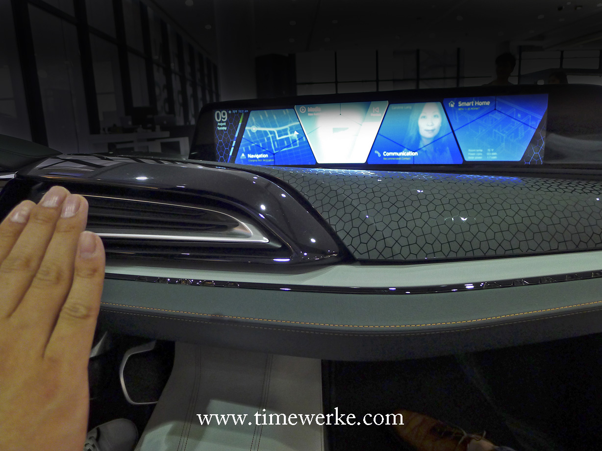 The central panorama display extends from the centre console and across the entire passenger side. To control the menu and commands available on this panorama display, there is the human-machine interface termed the “AirTouch”. Commands can be chosen or activated by way of tapping, swiping or sliding movements. When the hand moves forwards like a push gesture, the icon on the screen can activate a command. Photo: © TANG Portfolio. Elfa / Timmy. 2016
