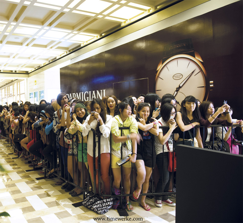 Where: The Shoppes at Singapore’s Marina Bay Sands, end June 2013. Was this the queue for a sneak preview of Parmigiani’s new stand-alone boutique? Note the wooden hoarding with the Parmigiani watch and branding. Photo: © Marina Bay Sands