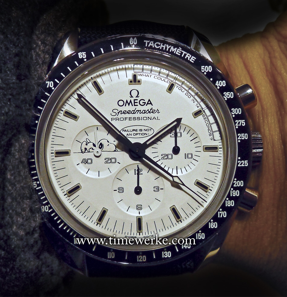 The 42mm Omega Speedmaster Apollo 13 Silver Snoopy Award houses the Calibre 1861 manual-winding movement. The bezel is in black ceramic and the watch is water-resistant to 50m (5 bar). Unlike the 2003 Omega Speedmaster Snoopy Award which was limited to 5,441 pieces, the 2015 Speedmaster Apollo 13 Silver Snoopy Award is limited to 1,970 pieces. Priced at around SGD9,500 / US$7,000 / EUR6,500 / MYR28,000. Prices are estimates and are correct as at the time of writing. Photo: © TANG Portfolio. Elfa / Timmy. BaselWorld 2015